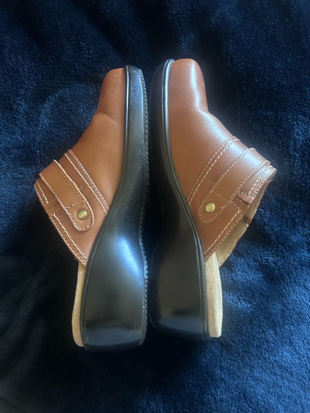 Vionic Clogs Shoes - Picture 3 of 9